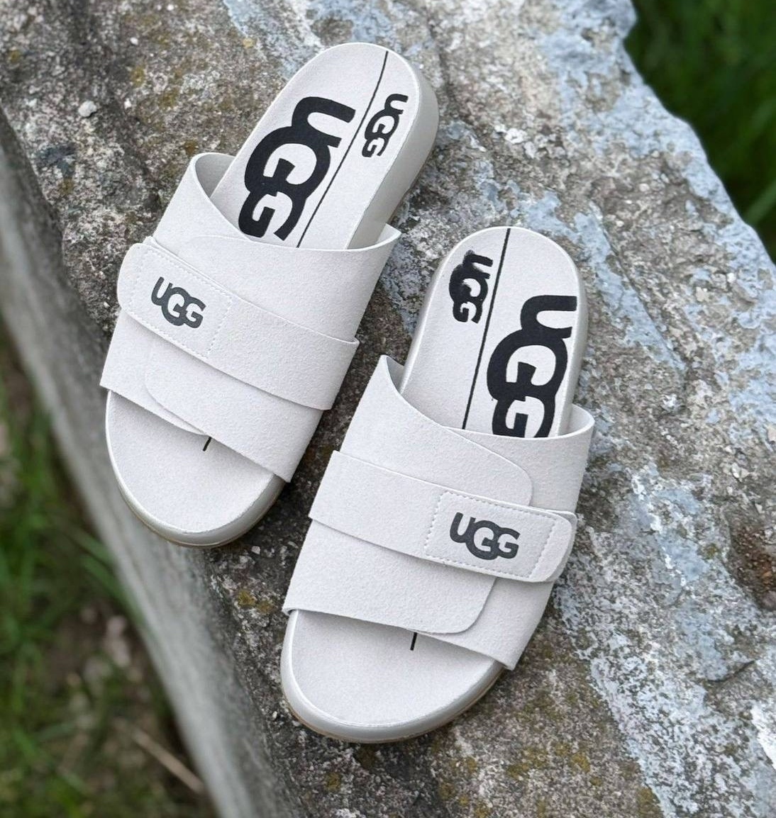 Пара светлых UGG тапочек сверху