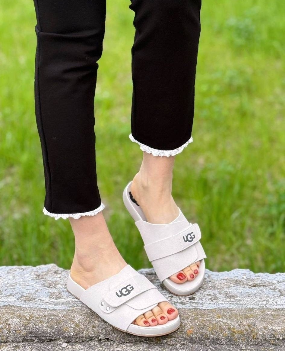 UGG тапочки на ногах спереди